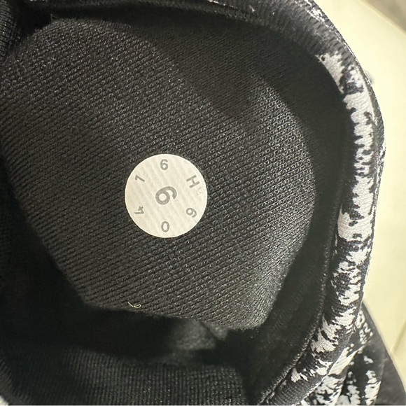 Lululemon Deep Breath Tight
Iced Wave White Black
Material: Full-On® Luon - Picture 9 of 9